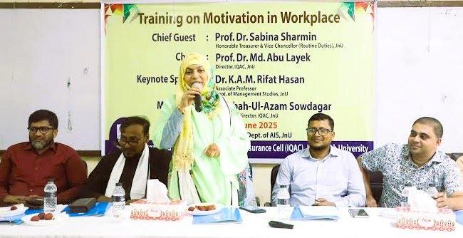 জবিতে কর্মক্ষেত্রে কার্যকরী অনুপ্রেরণা শীর্ষক প্রশিক্ষণ